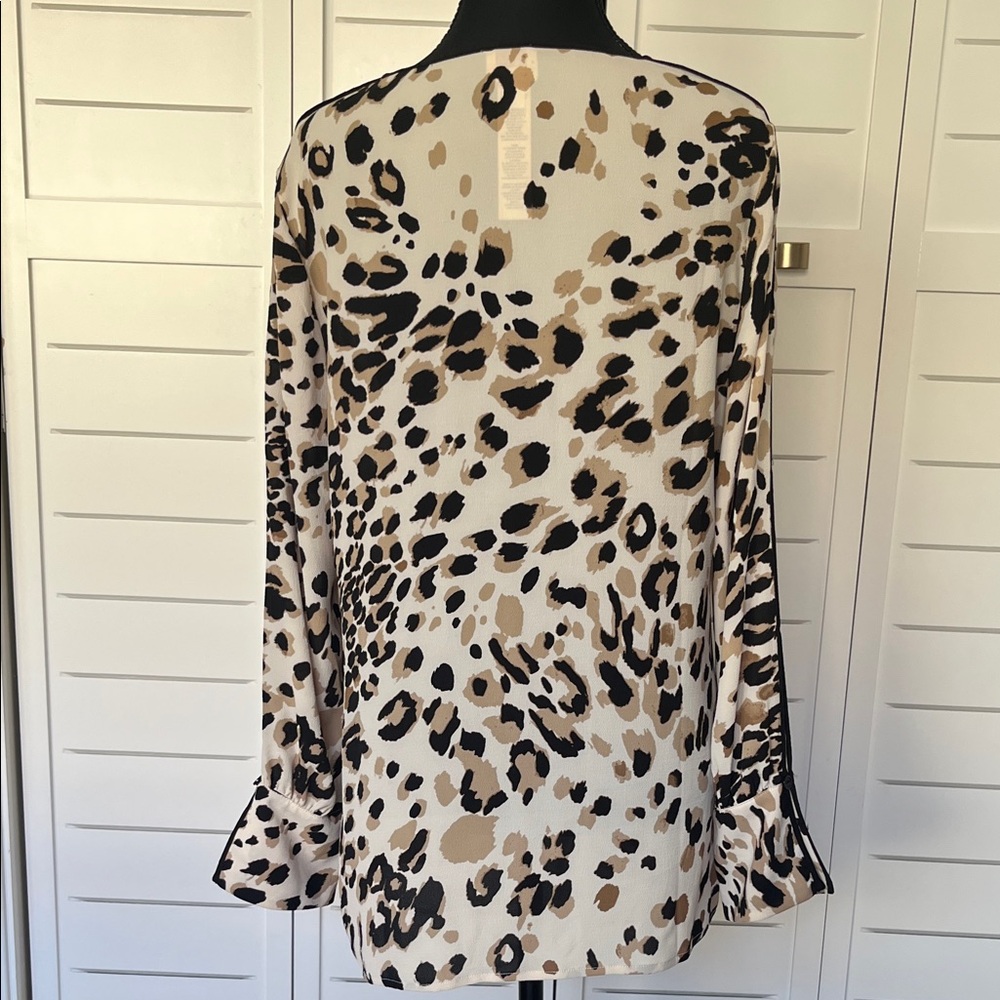 Chico’s NWOT Piped Leopard Print V-Neck Top Peek A Boo Sleeves Size 0 - Picture 6 of 10